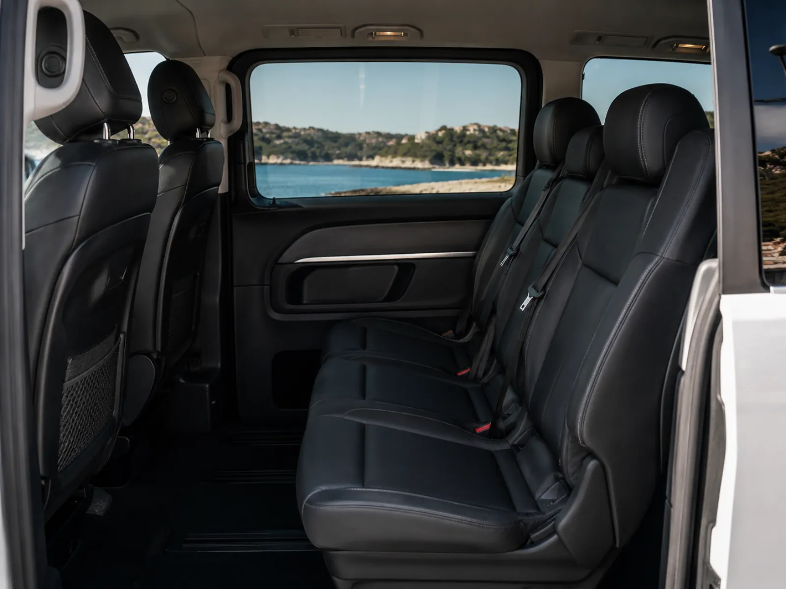 Interni in pelle del Mercedes V-Class con vista sul mare della Gallura