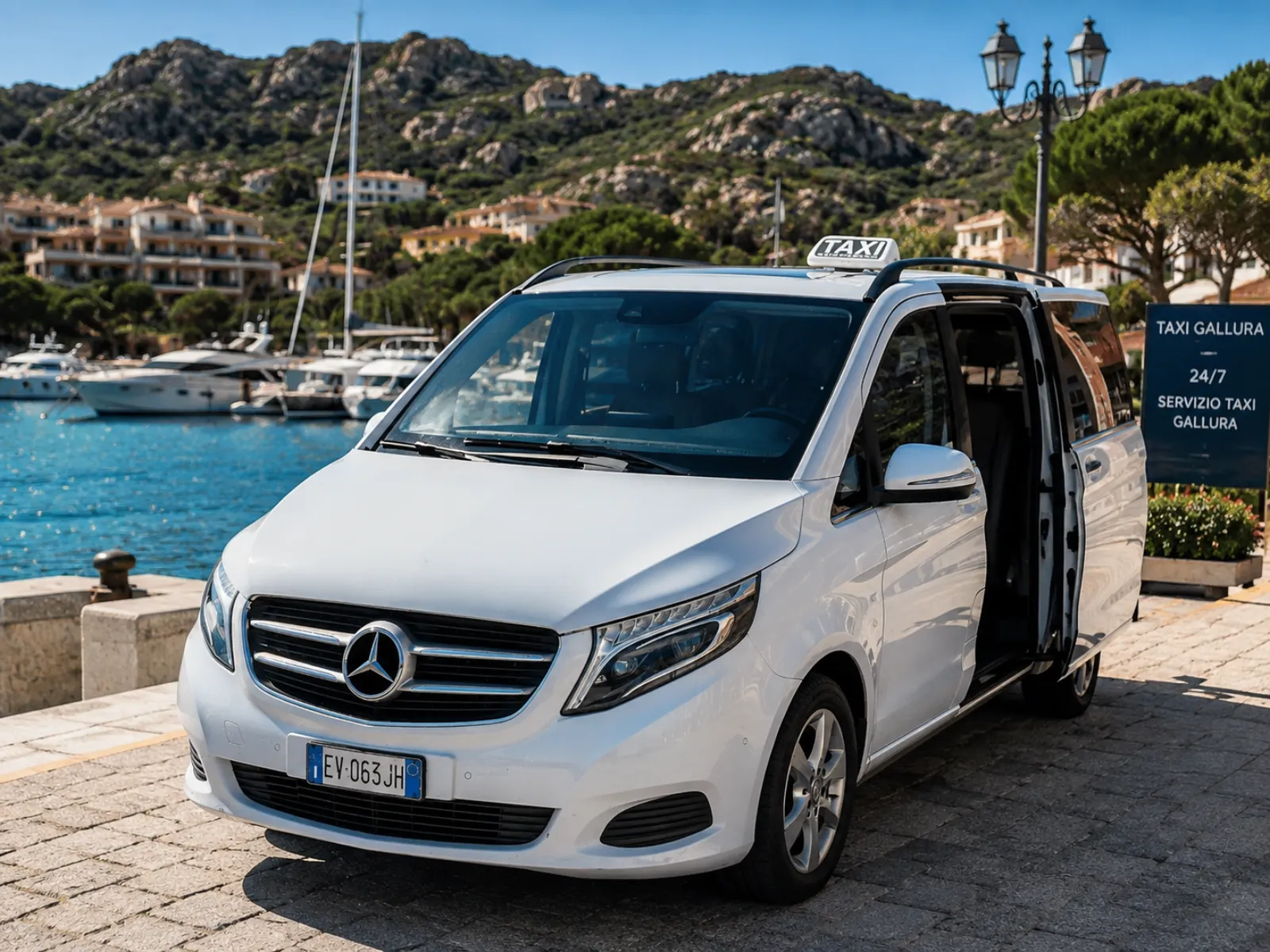 Taxi al porto turistico della Gallura con barche sullo sfondo